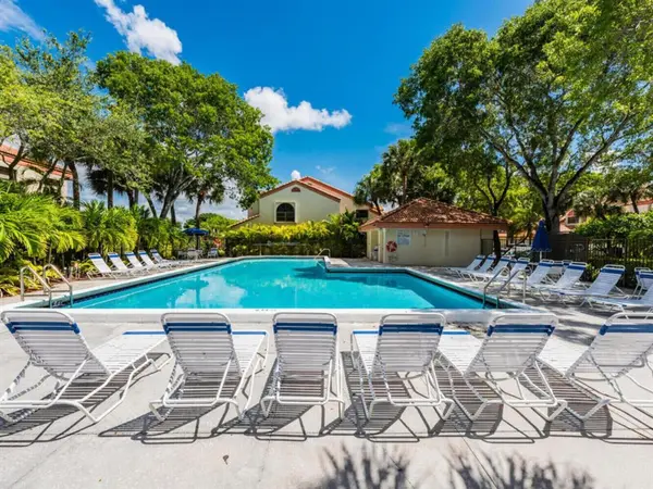 Hollywood, FL 33021,3351 Emerald Oaks Dr #103