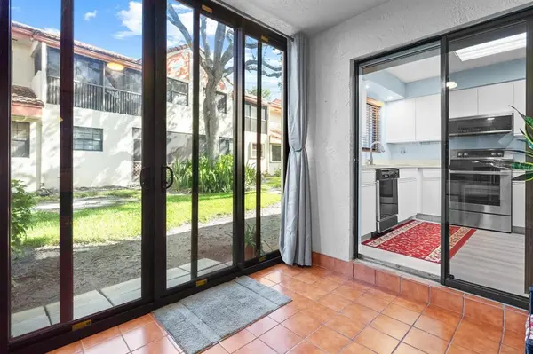 Hollywood, FL 33021,3351 Emerald Oaks Dr #103