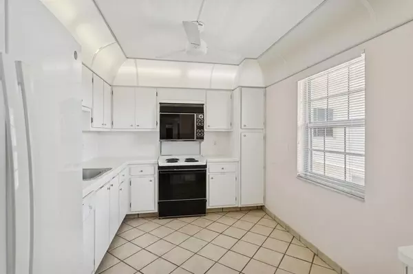 Pompano Beach, FL 33069,3960 Oaks Clubhouse Drive #502