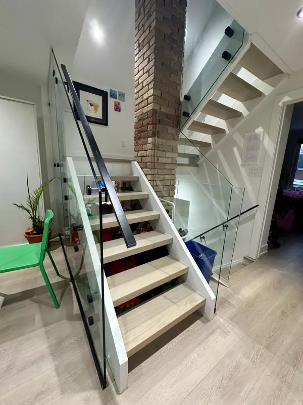 Toronto W03, ON M6E 3V4,24 St Clair GDNS #UPPER