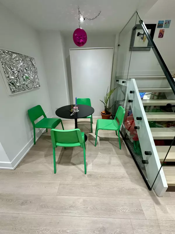 Toronto W03, ON M6E 3V4,24 St Clair GDNS #UPPER