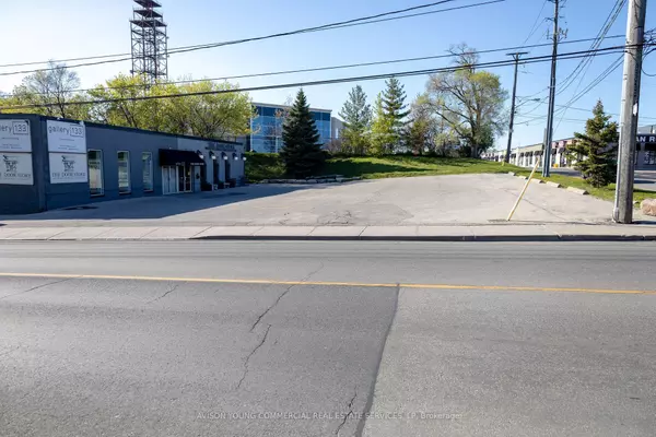 Toronto W04, ON M6B 1G3,1260 Castlefield AVE #2