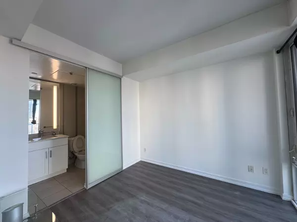 Toronto C01, ON M5V 2G9,101 Peter ST #2812