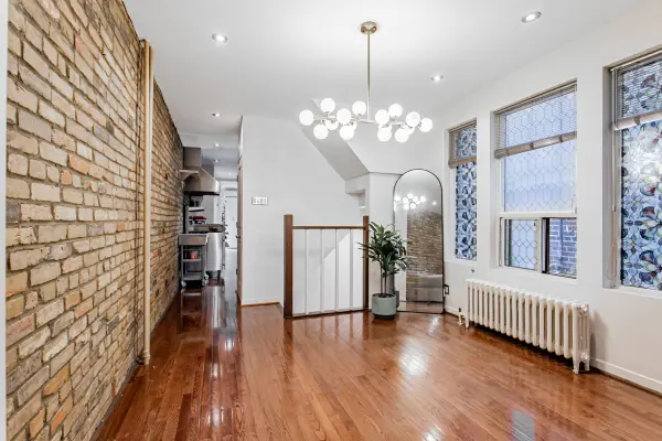 Toronto C01, ON M6G 3H1,490 Montrose AVE