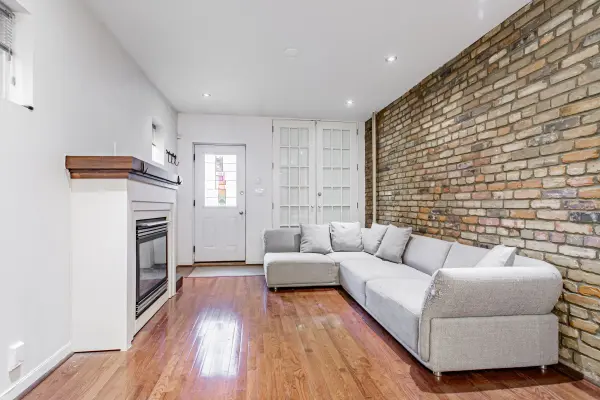 Toronto C01, ON M6G 3H1,490 Montrose AVE