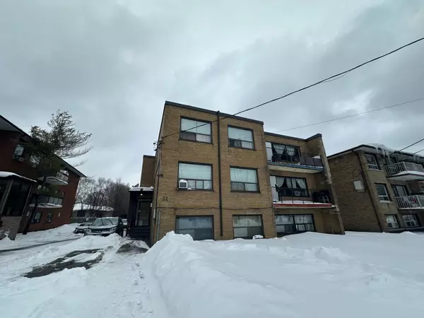 32 Hotspur RD #9, Toronto C04, ON M6A 1X6