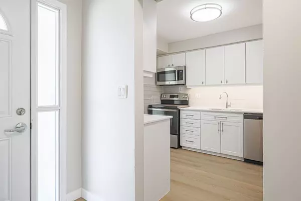 Oshawa, ON L1J 5Y4,560 Waverly ST N #29