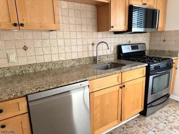 Summit City, NJ 07901,390 Morris Ave #35