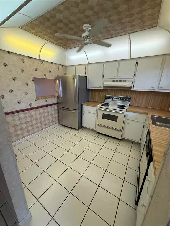 Sunrise, FL 33322,10442 Sunrise Lakes Blvd #303