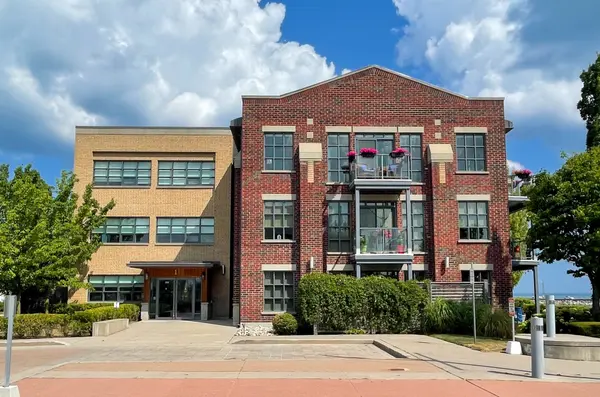 Collingwood, ON L9Y 0W2,1 Shipyard LN #303