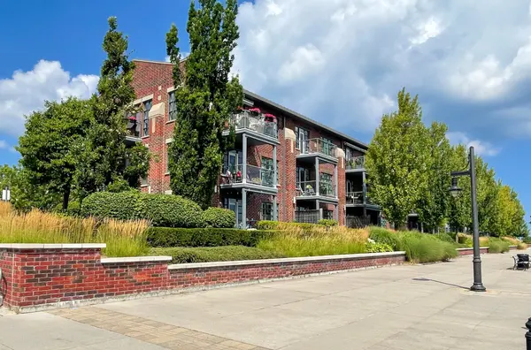 Collingwood, ON L9Y 0W2,1 Shipyard LN #303