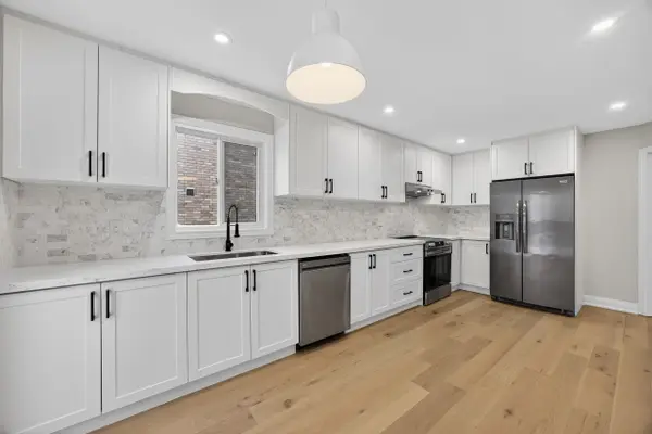 32 Bloom CRES, Barrie, ON L4N 0S8