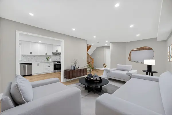 32 Bloom CRES, Barrie, ON L4N 0S8