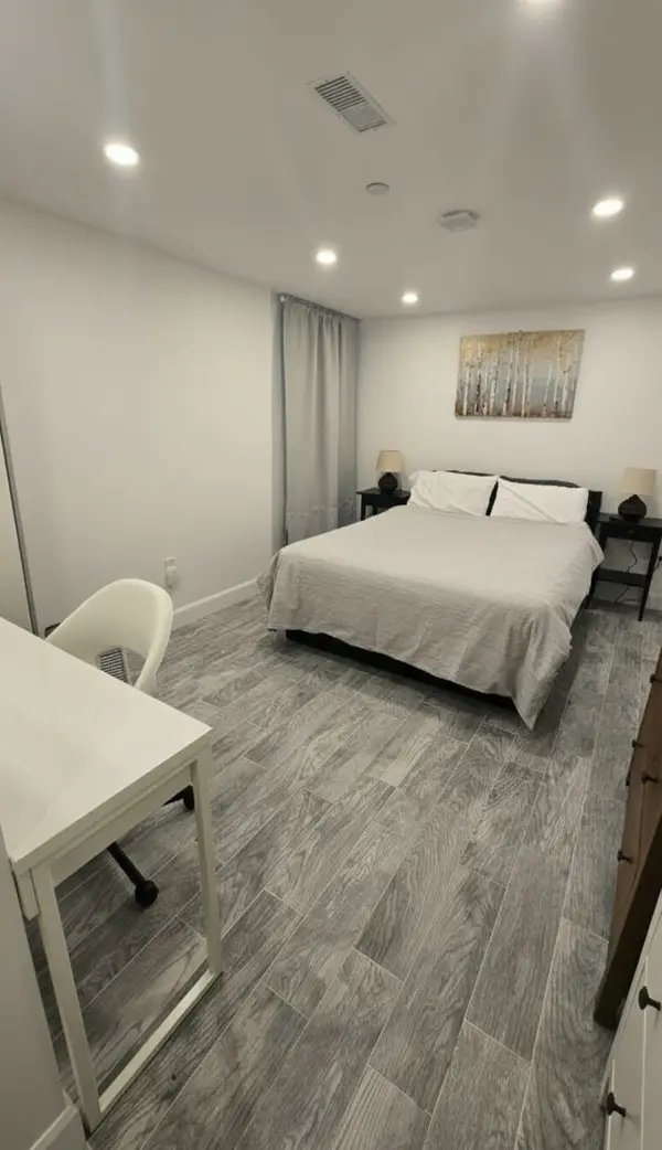 Toronto C01, ON M6J 3H3,29 Rusholme RD #B