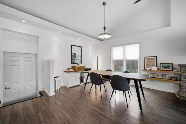 Oakville, ON L6K 1E8,276 Lakeshore RD W