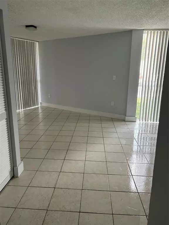 Hialeah, FL 33015,7035 NW 186th St #D-111