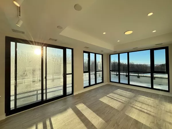 Milton, ON L9E 1M4,750 Whitlock AVE #302