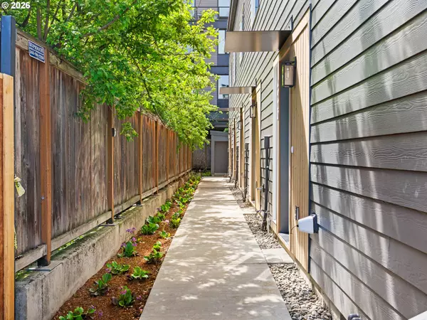 Portland, OR 97215,4920 SE Caruthers ST #2