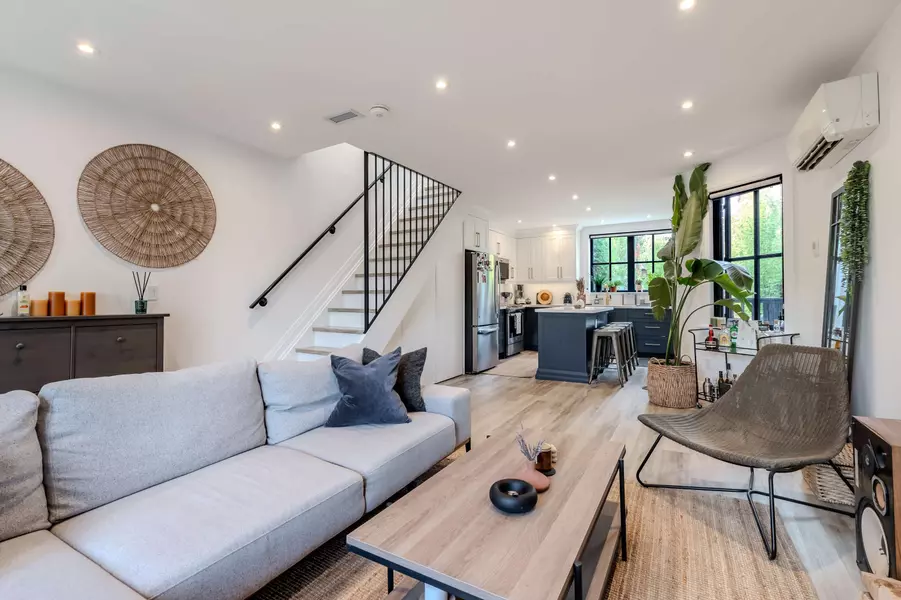 18 Milton ST, Toronto W06, ON M8Y 2X5