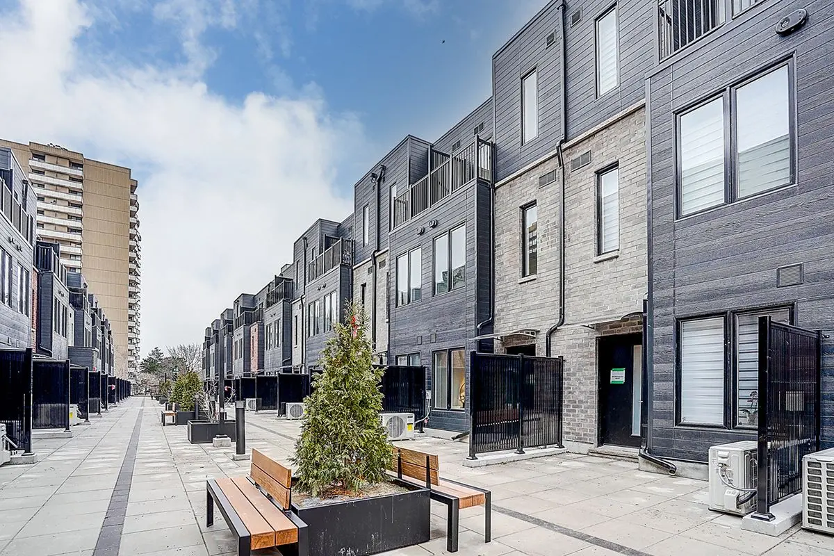 Toronto E05, ON M1T 1H8,3079 Pharmacy AVE #27