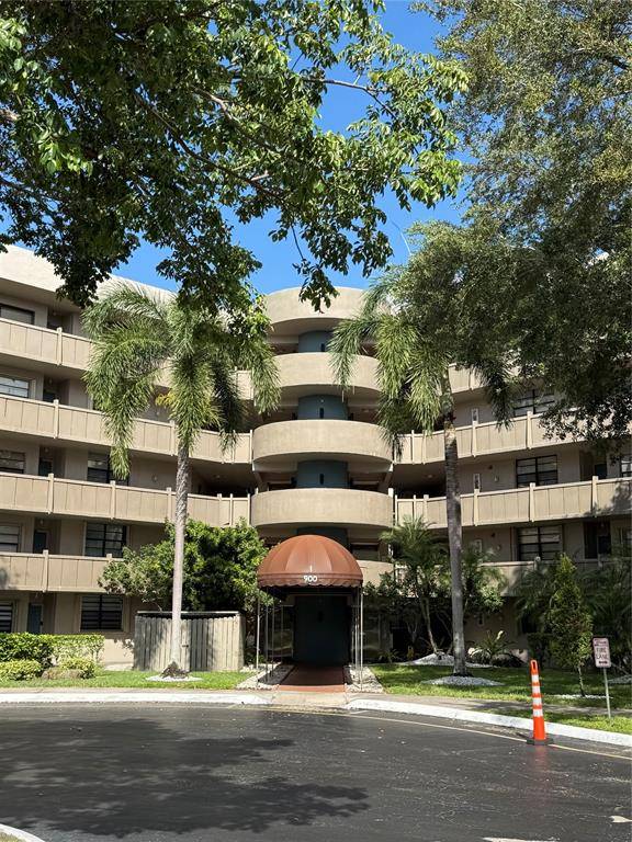 Pembroke Pines, FL 33026,900 Colony Point Cir #121
