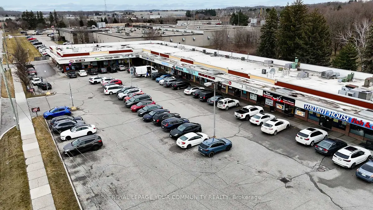 Aurora, ON L4G 3M7,265 Edward ST #14