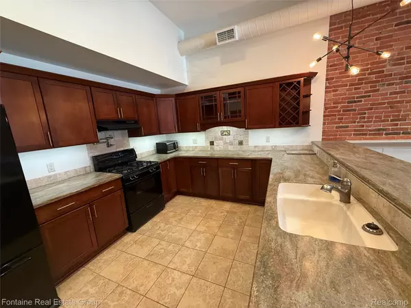 Howell, MI 48843,107 W Grand River AVE