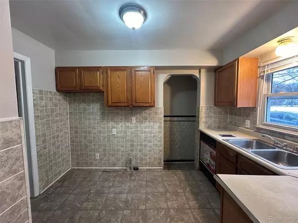 Detroit, MI 48219,17253 Wormer ST