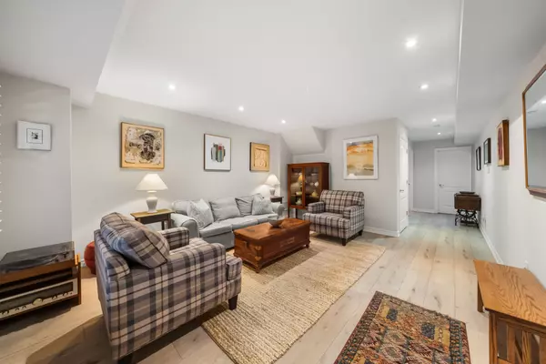 Toronto E02, ON M4L 2A2,84 Woodbine AVE