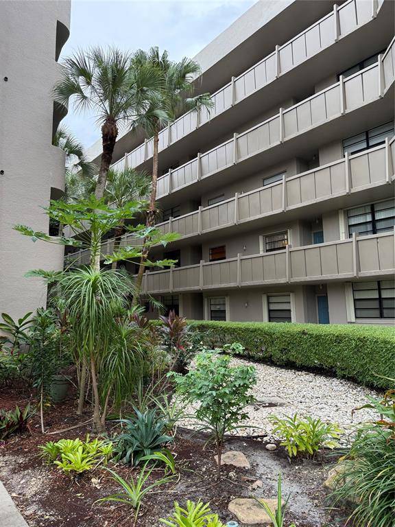 Pembroke Pines, FL 33026,900 Colony Point Cir #121