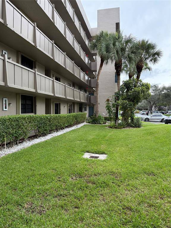 Pembroke Pines, FL 33026,900 Colony Point Cir #121