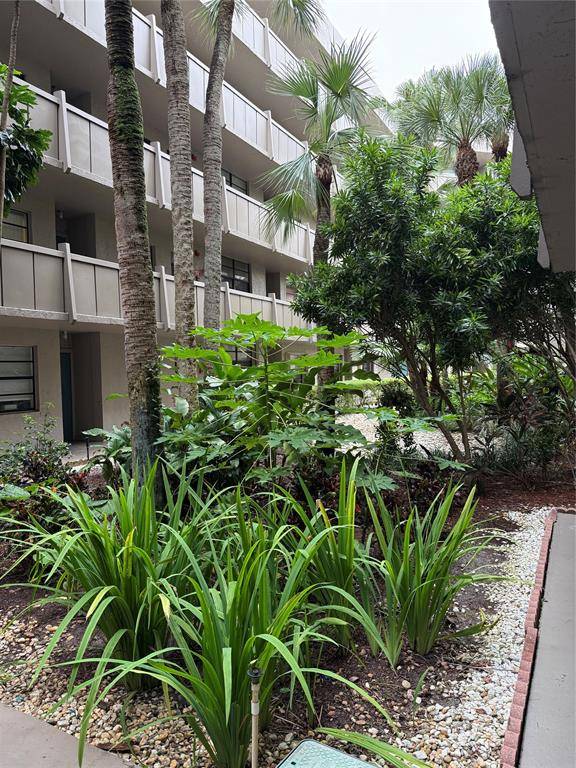 Pembroke Pines, FL 33026,900 Colony Point Cir #121