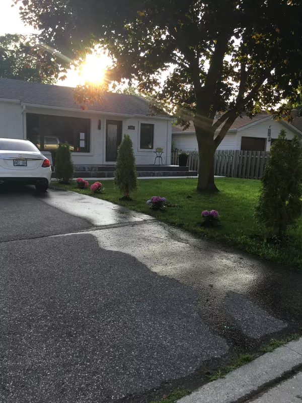 40 Howard RD #Main Floor, Newmarket, ON L3Y 3G7