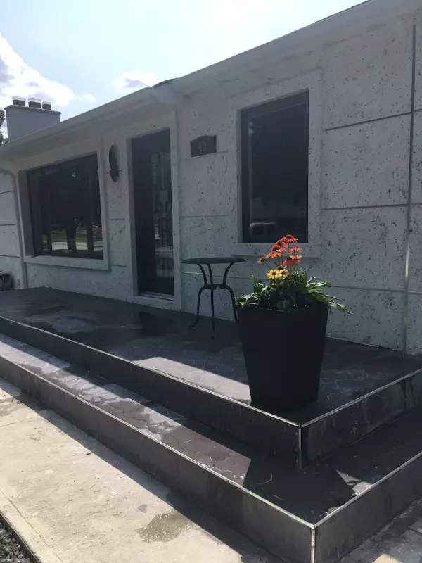 Newmarket, ON L3Y 3G7,40 Howard RD #Main Floor