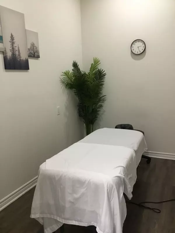 Brampton, ON L6Y 0J8,7955 Financial DR #4B