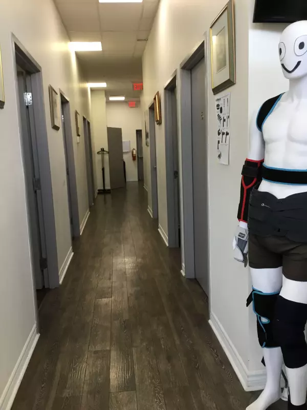 Brampton, ON L6Y 0J8,7955 Financial DR #4B