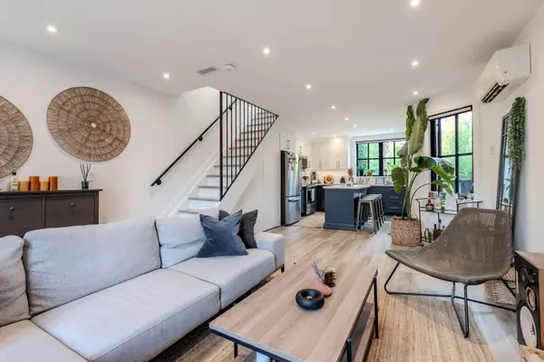 18 Milton ST, Toronto W06, ON M8Y 2X5