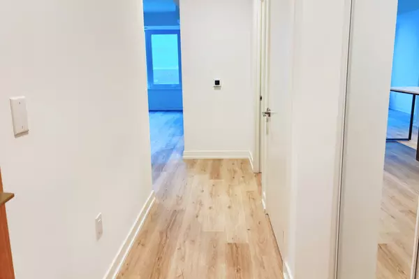 Mississauga, ON L5B 0P6,395 Square One DR #4106