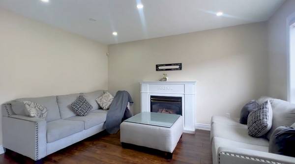 Brampton, ON L6R 1Z4,25 Golden Eagle RD