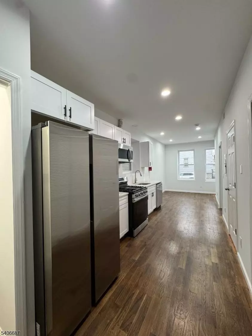 Newark City, NJ 07105,196 Malvern St #2