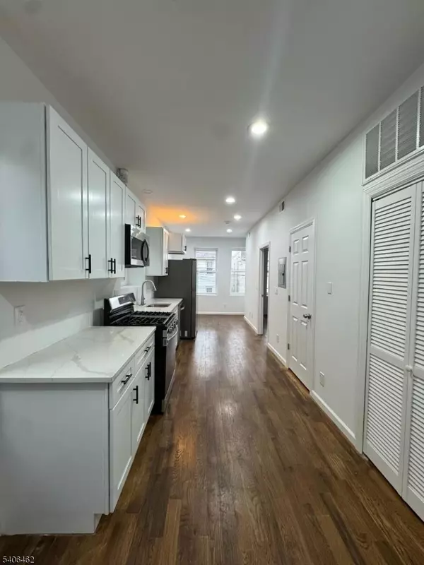 Newark City, NJ 07105,196 Malvern St #1