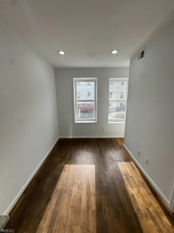 Newark City, NJ 07105,196 Malvern St #1