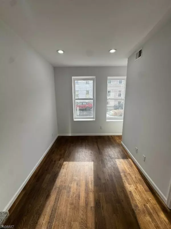 Newark City, NJ 07105,196 Malvern St #2