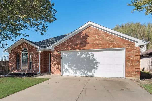 824 Bridle Trail, Saginaw, TX 76179