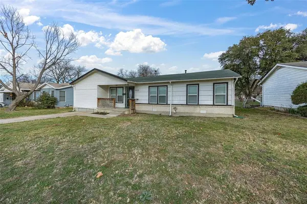 5025 Stephanie Drive, Haltom City, TX 76117