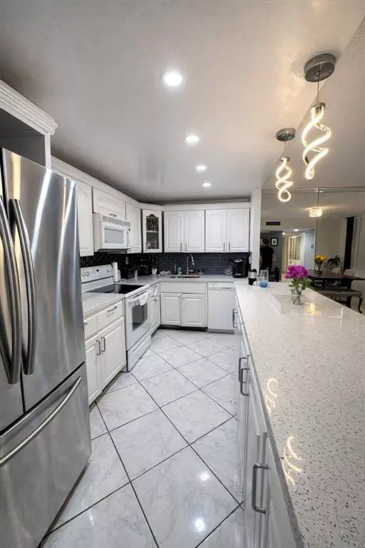 Miami, FL 33180,20441 NE 30th Ave #218-9