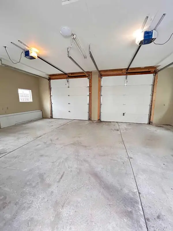 Lethbridge, AB T1J 5A7,122 Tartan BLVD W