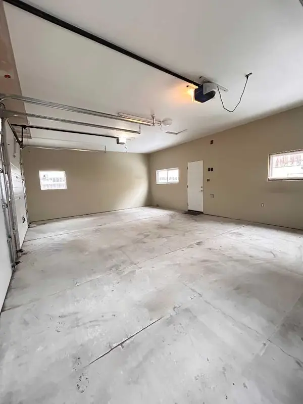 Lethbridge, AB T1J 5A7,122 Tartan BLVD W