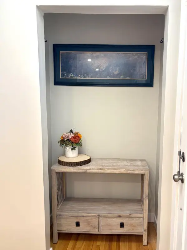 124 Glenpatrick DR SW, Calgary, AB T3E 4L6