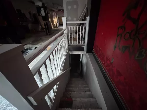 Toronto C01, ON M5T 2R8,200 Bathurst ST #Main Floor